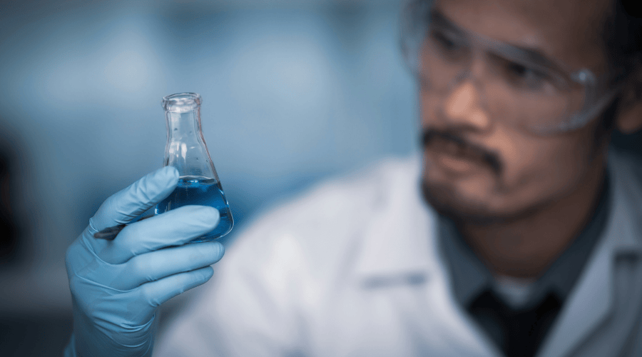 Sistemas de control y automatización de Montrel para la monitorización de procesos en la industria química.