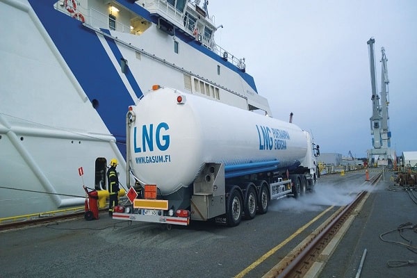 Imagen histórica de Montrel realizando la primera operación de suministro de GNL a un buque en el Puerto de Huelva.